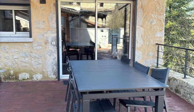 Very pretty gîte surrounded by mountains and a stone's throw from the Drôme river.