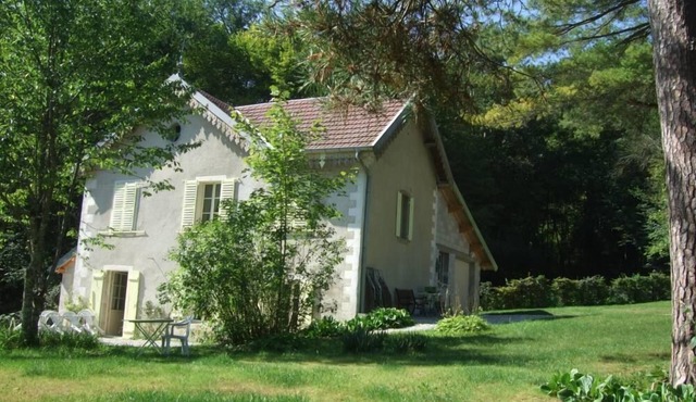 Very pretty house on the edge of the forest with wooded park 3mn from Ornans