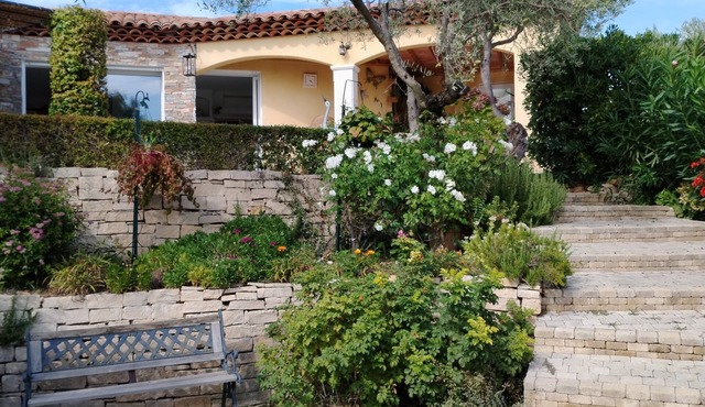 Very pretty villa of 140 M2 on raised and closed ground with swimming pool, calm