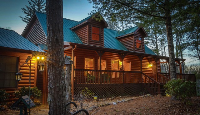 Very Private! 5Bed Spacious Lodge❤Hot Tub, FirPit, Media/GameRoom,Pet Friendly