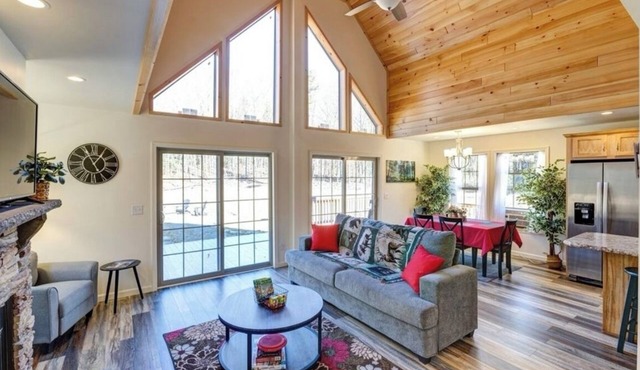 Very Private Cozy Cabin Nestled on 15Acres Wooded Retreat!Near Wedding Venues!EV