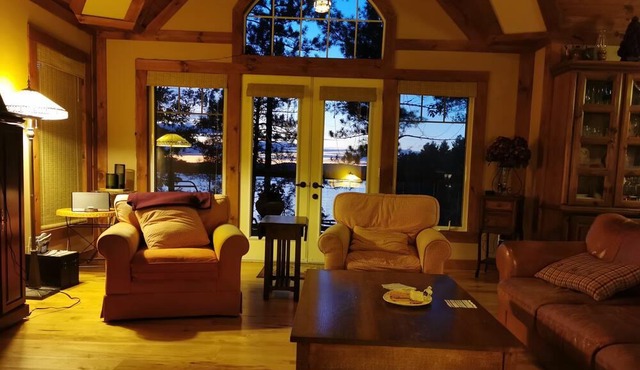 Very Private Executive cottage w Spectacular Sunsets on Waterfront
