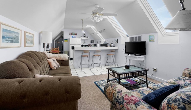 Very Private Location, 2nd Floor, Personal Hot Tub, WiFi, AC, Pet Friendly