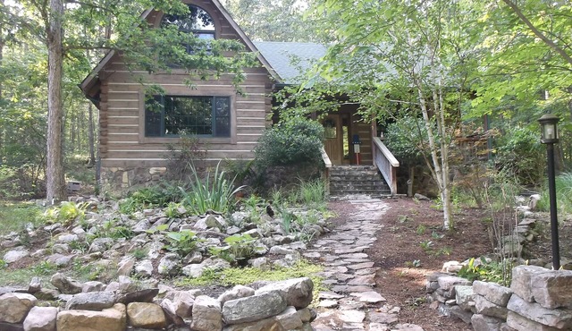 Very private luxury log home - Now with free 5G Wi-Fi!