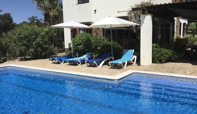 Very private Villa with large swimming pool and Aircon