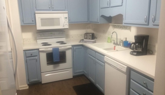 VERY QUIET, 2 bedroom/2 bath, 1st floor condo next to a beautiful park!