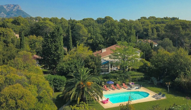 Very quiet 2 br apartment - Pool, private backyard - close to beaches