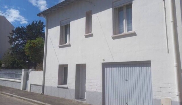 Very quiet family home a stone's throw from the town center.