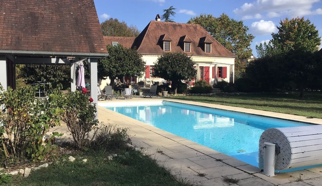 Very quiet family home on the banks of the Dordogne river