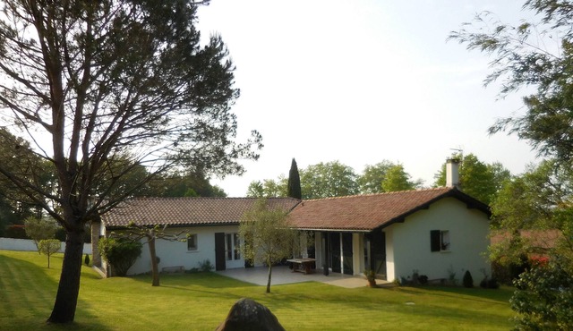 Very quiet family house with garden, near the center and at the foot of the Rhune