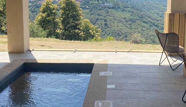 Very quiet garden level with sea and mountain views,