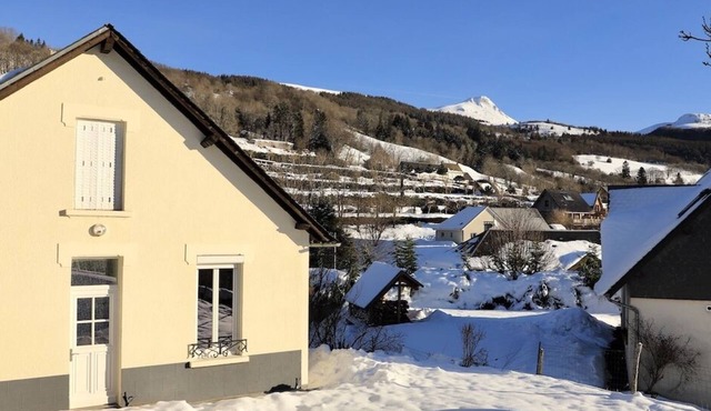 Very quiet house, ideal for skiing, hiking and sightseeing, close to La Bourboule.