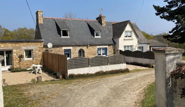 Very quiet house, near Côte de Granit Rose, 7 minutes from beaches.