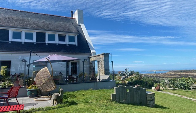 very quiet Mansion with 280° seaview + privat access to the sea + big garden