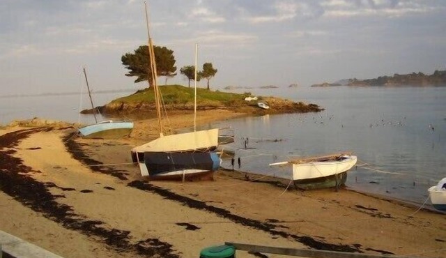 Very quiet seafront house with unobstructed sea view