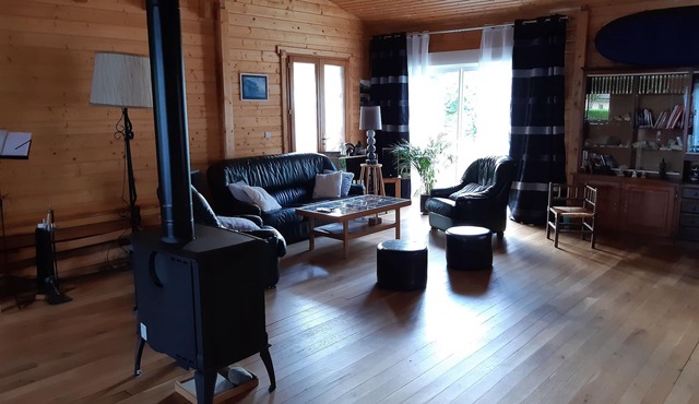 Very quiet wooden house near the ocean