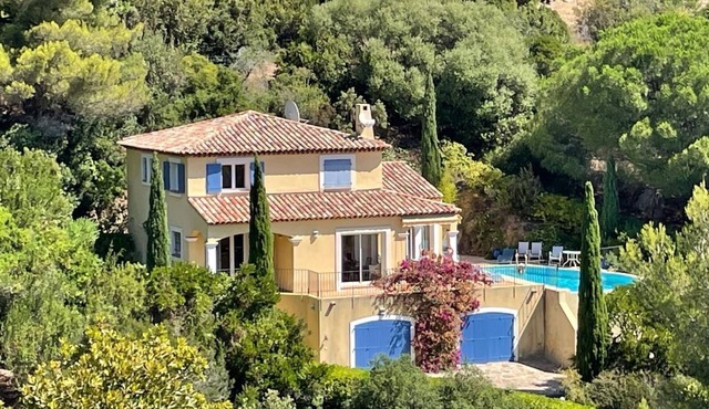 Very quietly located 8-person villa with beautiful sea views and private pool.