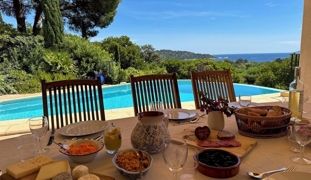 Very quietly located 8-person villa with beautiful sea views and private pool.