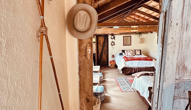 Very rustic early 1900's Cabin 3Queen,1 bedroom,2 outlets.LittleTrailCreekCabins