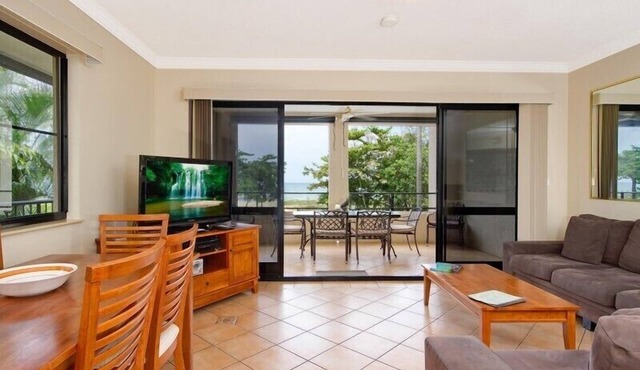 Very spacious 2 Bedroom Beachfront Apartment in Yorkeys Knob