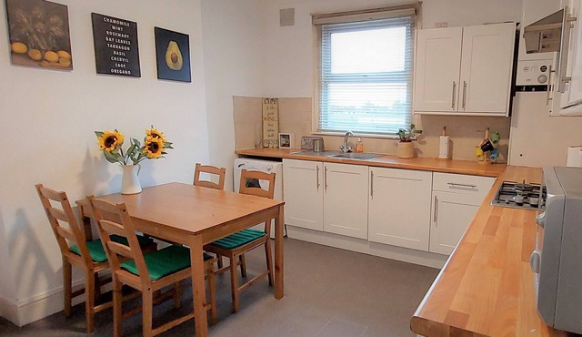 Very spacious 2-bedroom modern house/apartment near London