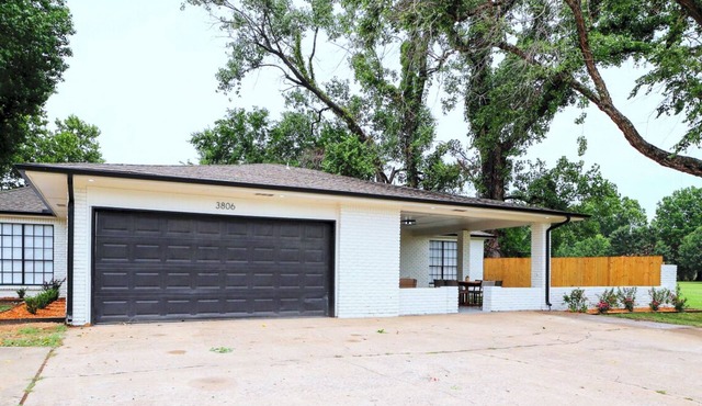 Very Spacious! 2 King Suites, Close to River and Lakes