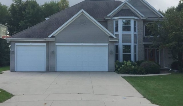 Very Spacious 5 BR Home 15 min drive to Lambeau!