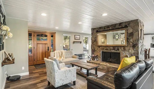 Very spacious home near old mill! w/hot tub