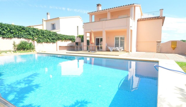 Very spacious house with private pool