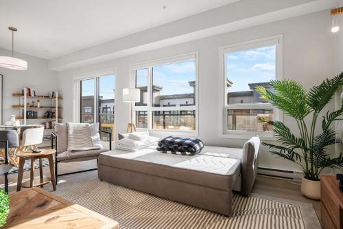 Very Spacious Luxury Apartment with AC, 70" Smart TV with Netflix, Free Underground Parking & More