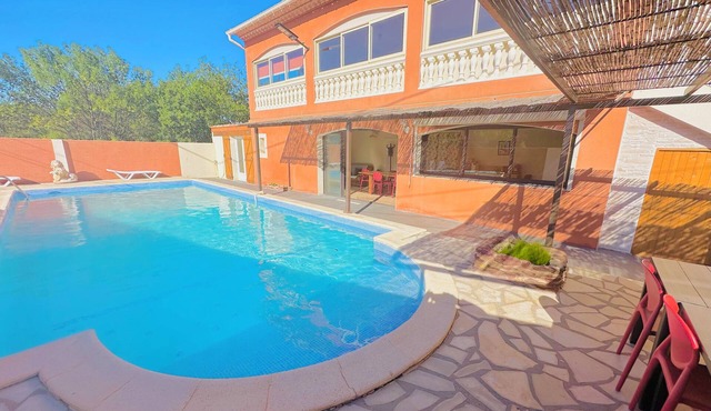 VERY SPACIOUS RESIDENCE FOR 8 TO 14 PEOPLE LARGE SWIMMING POOL