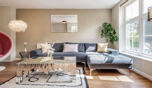 Very Stylish 3 Bed Semi Garden Parking Sunningdale