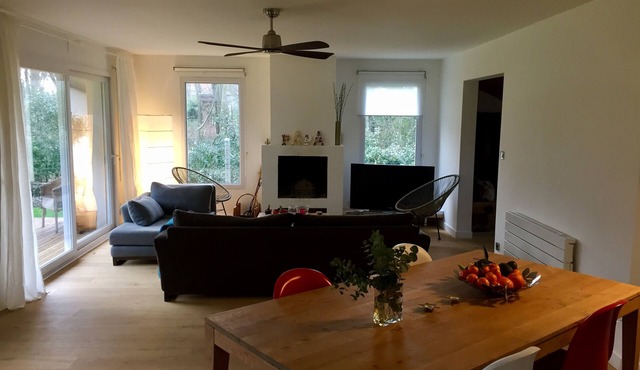 Very sunny villa, quiet, 8 pers, 500 m from the beach, large garden.
