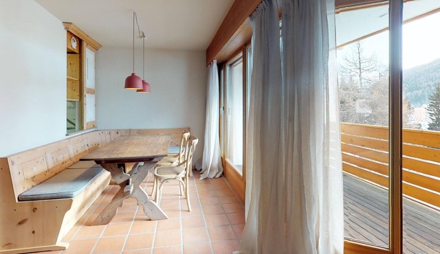 Very well located apartment house in the favorite and quiet Salet area.