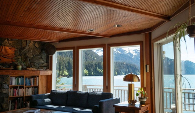 Vessel Beach House - Starboard, Beachfront Retreat Sleeps 6