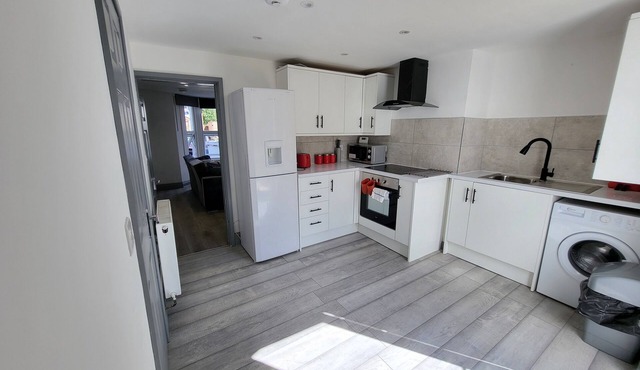 Vetrelax Colchester House- 4bedrooms with Parking