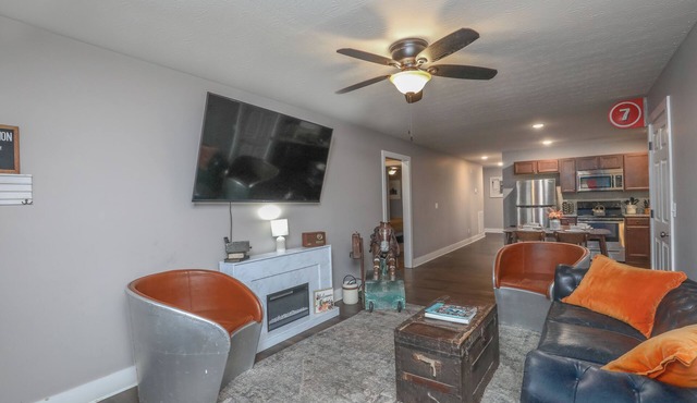 Vette City! 4 Beds/4 Baths + 2 King Beds | BG, KY