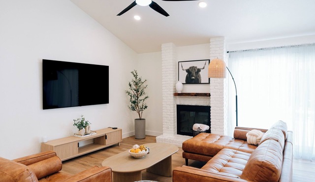 Vibe and cozy House minutes from Q2 Stadium The Domain Downtown you'll love it.