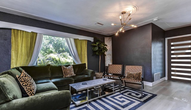 Vibe in the Heights-Hot Tub-Prime Location-SkeeBall