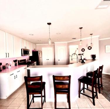 Vibe in this Spacious luxury home in central Houston 4bed 2bath