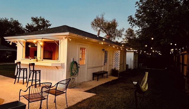 Vibey & Chill Pool House- Pool, Slide & Hot Tub! Outdoor Bar! Events/Parties!