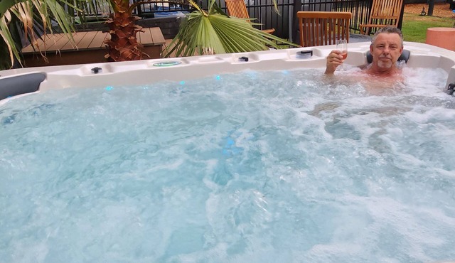 Vibin' Fun House 400meters (5 min walk) to D'Albora Marinas.nOutdoor Span