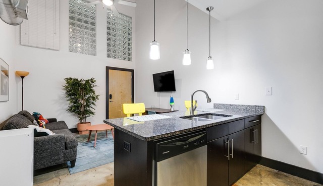 Vibrant 1-Bedroom Loft with Free Parking and Wifi