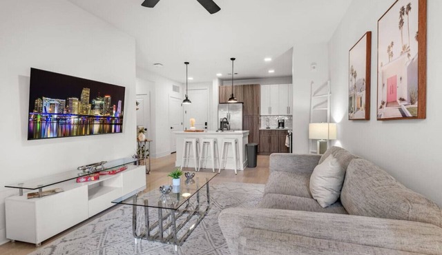 Vibrant 1-Bedroom Paradise: Pool & Gym Bliss