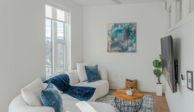 Vibrant 1BD 1BA w/Pool, Gym, HTub, Bowling + More!