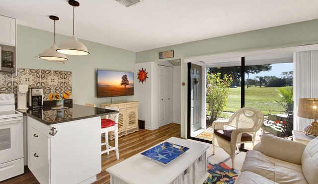 Vibrant 1bed/1bath Golf Course Front in the Meadows