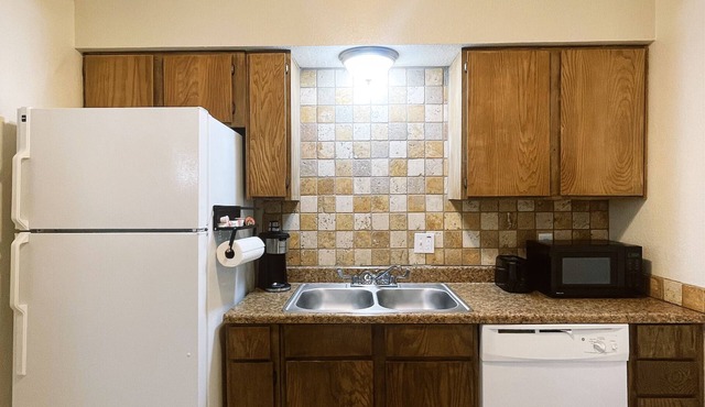 Vibrant 1BR Apartment, Pet-Friendly!