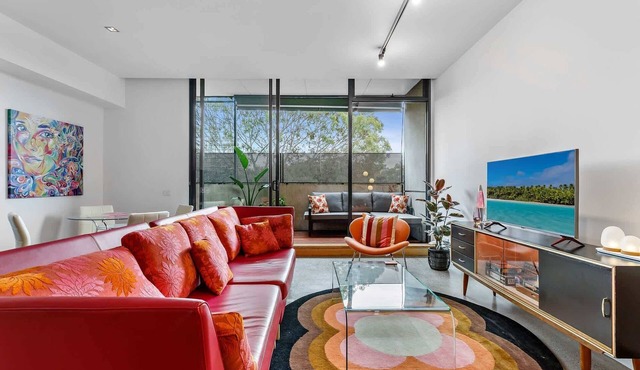 Vibrant 2-Bed Apartment Near St Kilda Beach