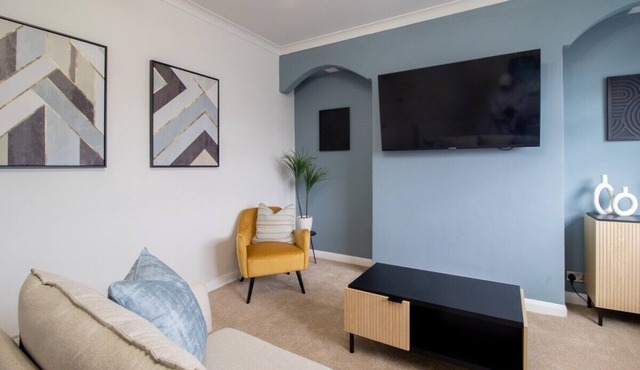 Vibrant 2 Bed Flat in Coatbridge