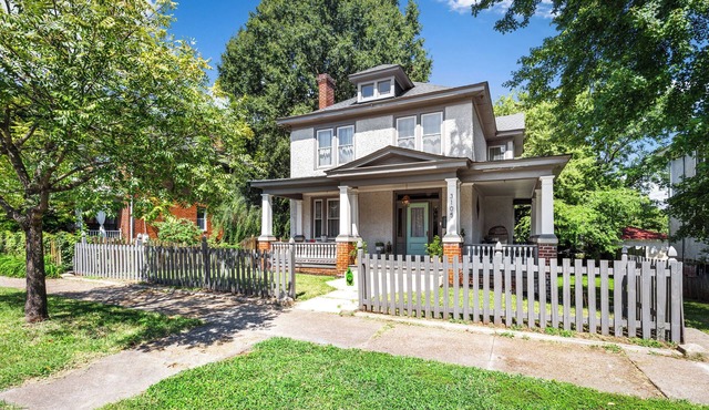 Vibrant 2-bedroom villa in Forest Hill